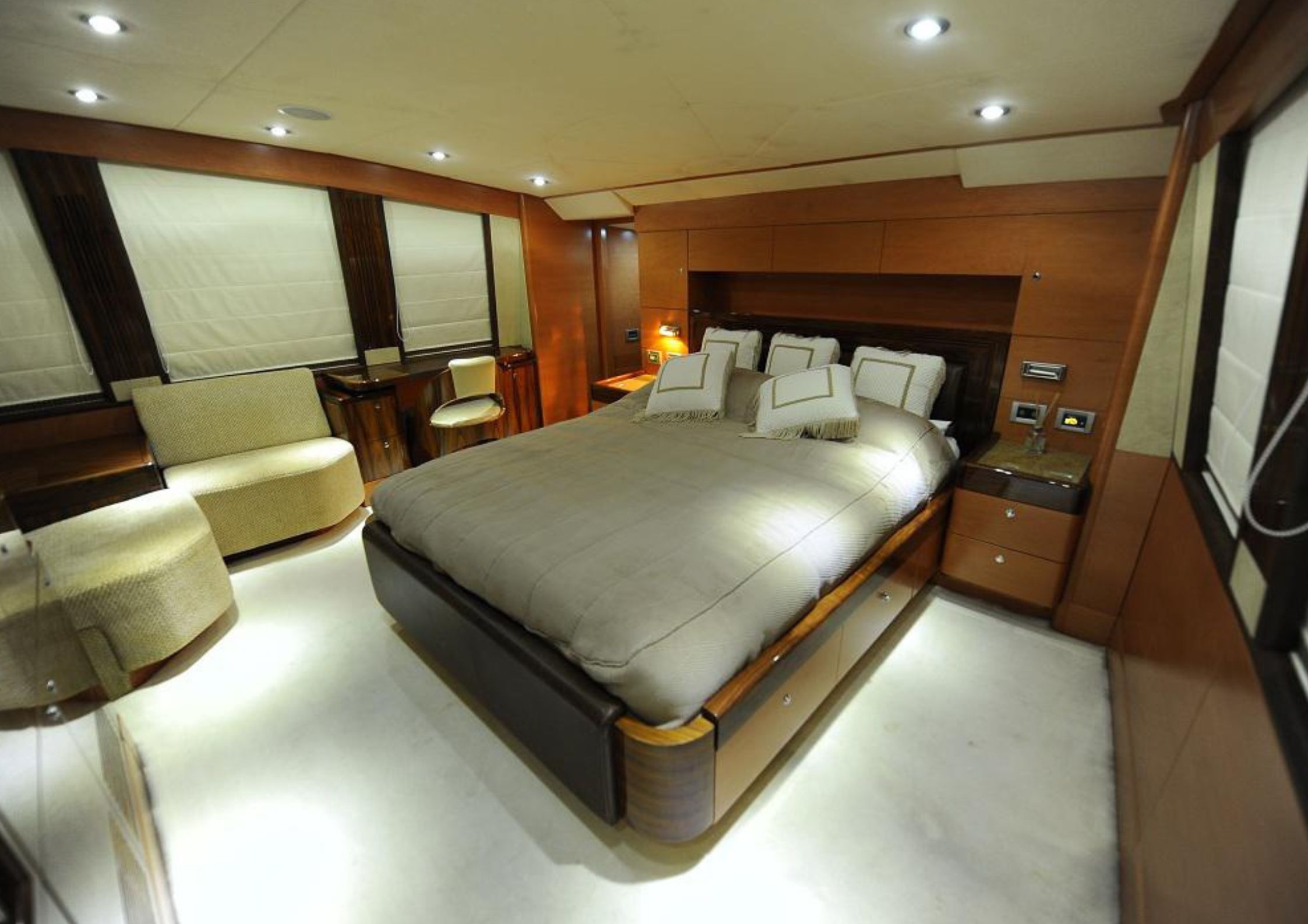 101ft yacht outer deck